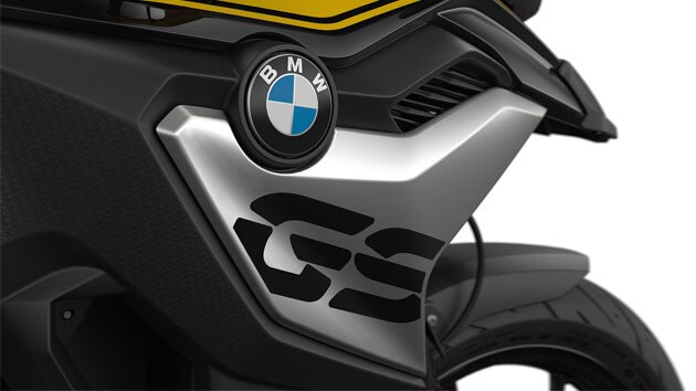 Vidimo poklopac od hladnjaka sa detaljnim GS logotipom