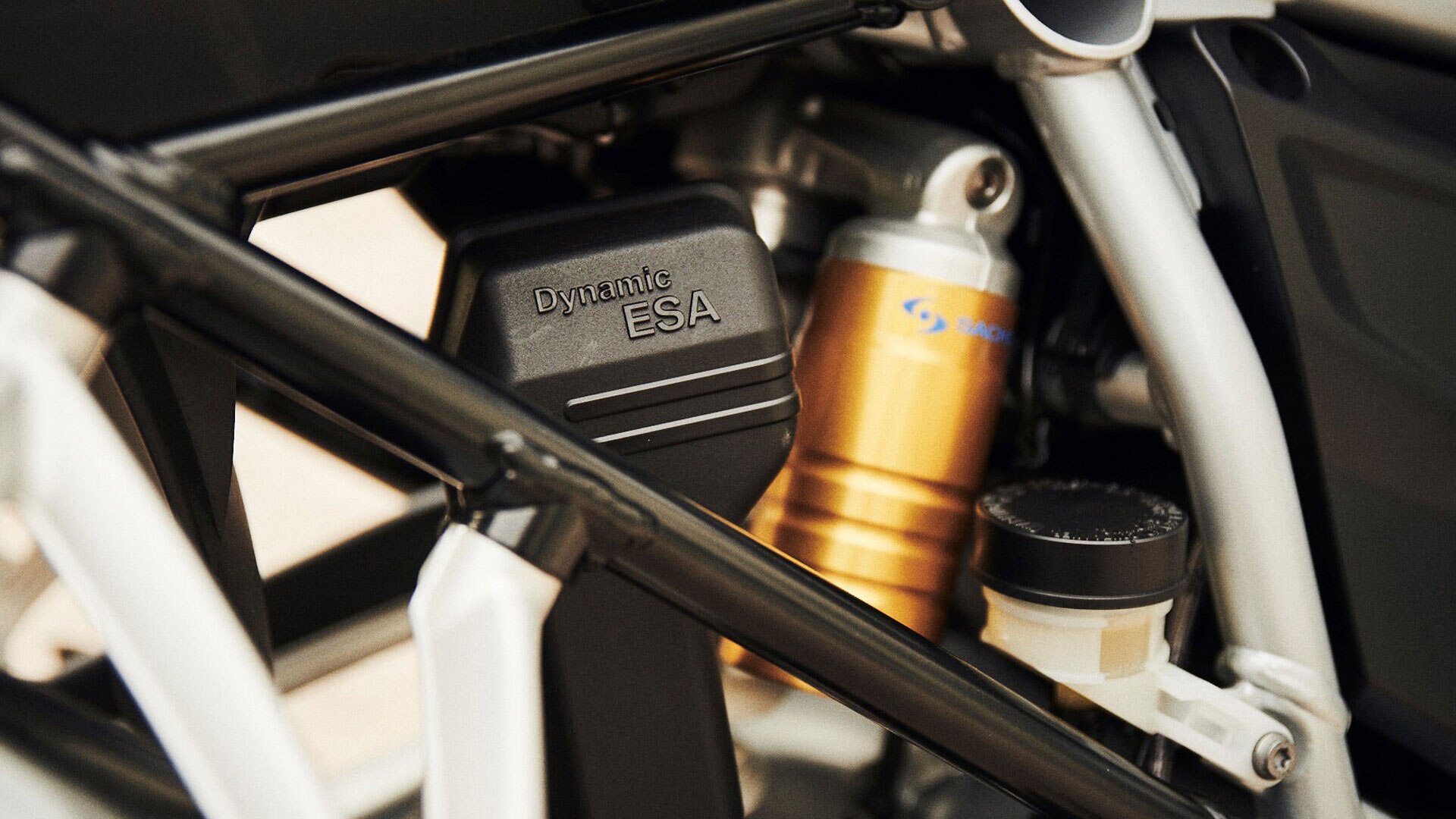 BMW R 1250 GS i Dynamic ESA kao standard.