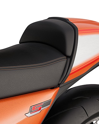 The seat with orange contrast stitching on the R 12 S from BMW Motorrad