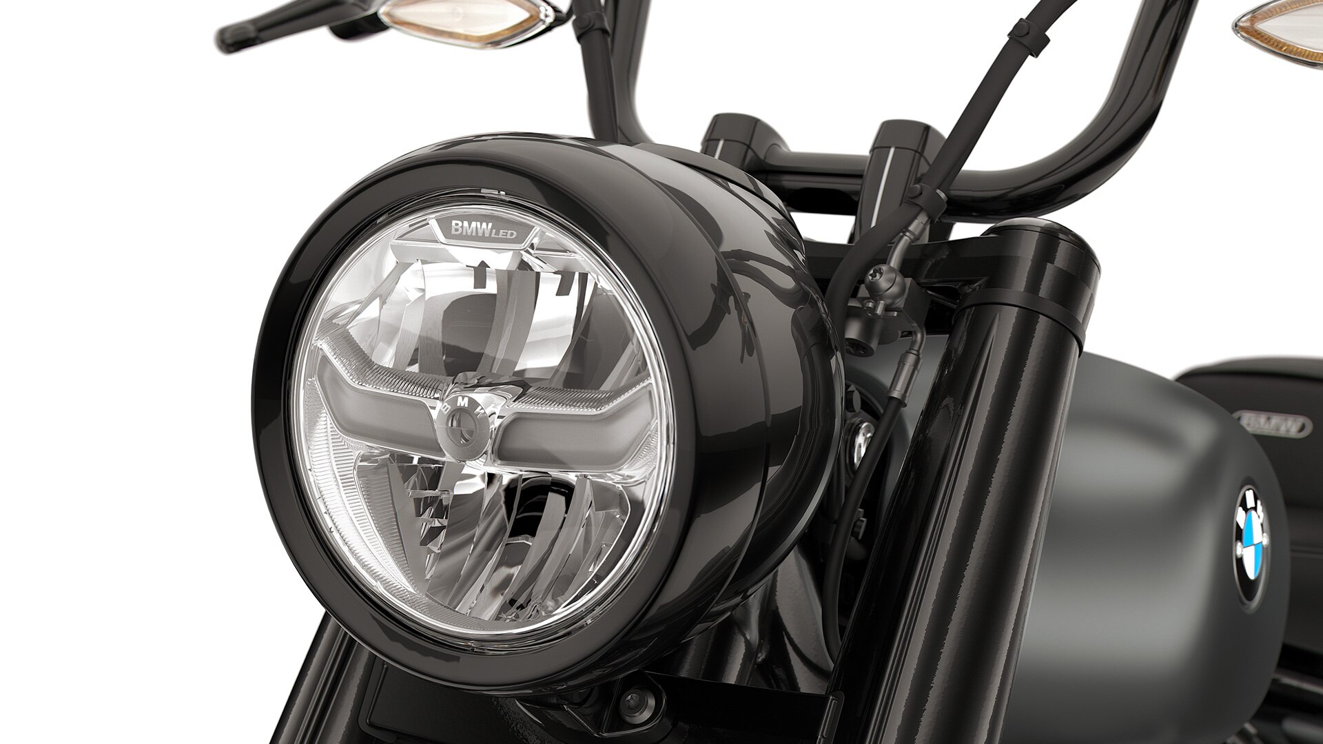 Detailed image of the round LED headlight of the R 18 Roctane from BMW Motorrad
