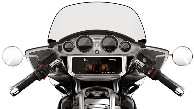 The cockpit boasts the analogue round instruments and the TFT display.