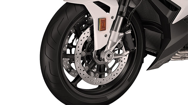 Vidimo točkove od ugljeničnih vlakana modela M S 1000 R.