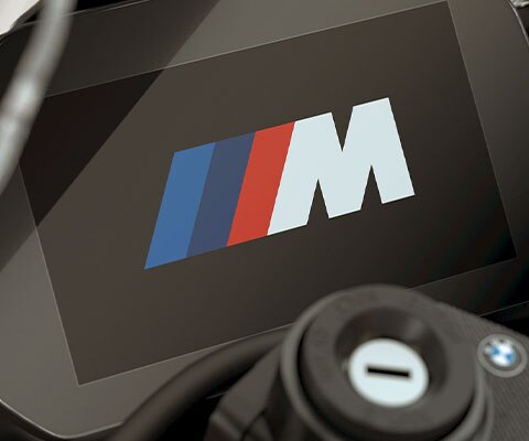 Vidimo animaciju prilikom paljenja motora sa M logom u kokpitu modela M RR.