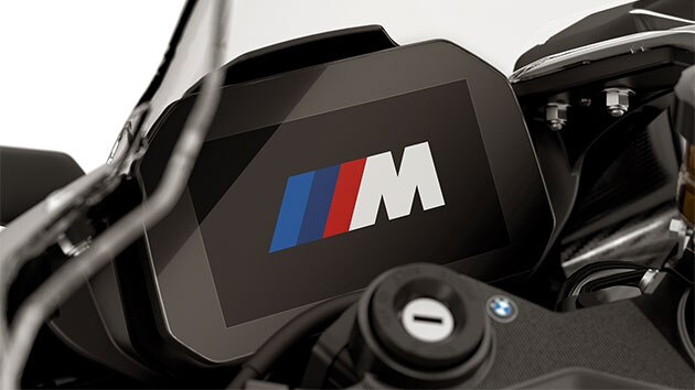 Vidimo animaciju prilikom paljenja motora sa M logom u kokpitu modela M RR.