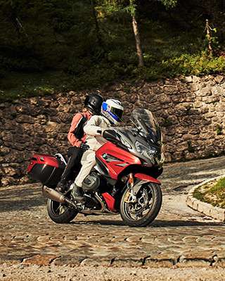 Atraktivne scene u vožnji uz BMW R 1250 RT