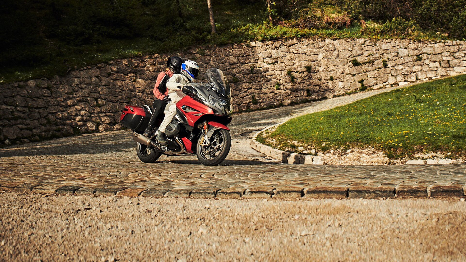Atraktivne scene u vožnji uz BMW R 1250 RT