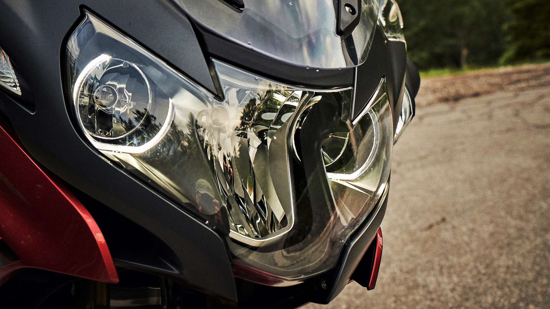 Pogled na prednja svetla BMW R 1250 RT