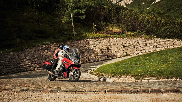 Atraktivne scene u vožnji uz BMW R 1250 RT