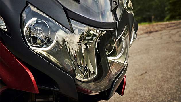 Pogled na prednja svetla BMW R 1250 RT