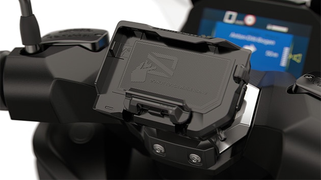 The optional navigation preparation for the C 400 X from BMW Motorrad